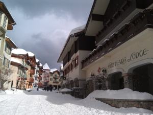 CanadaSunPeaksLodge5