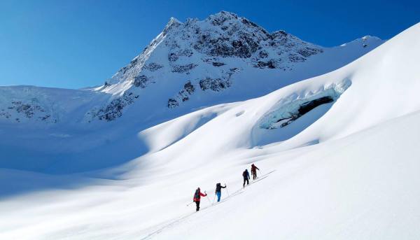 CMHskitouringGlacier