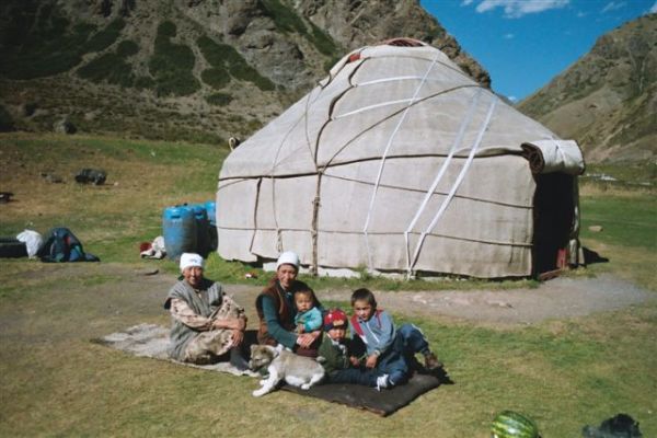KirghizistanYurtIssykFamily